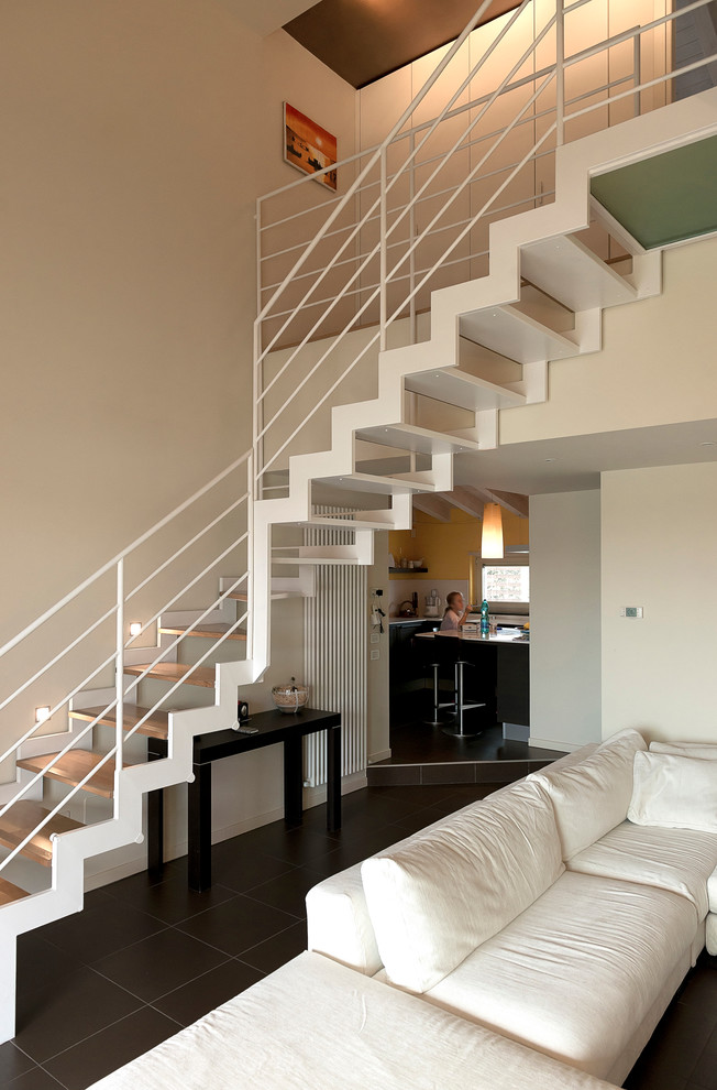 Источник вдохновения для домашнего уюта: угловая лестница в современном стиле с деревянными ступенями без подступенок
