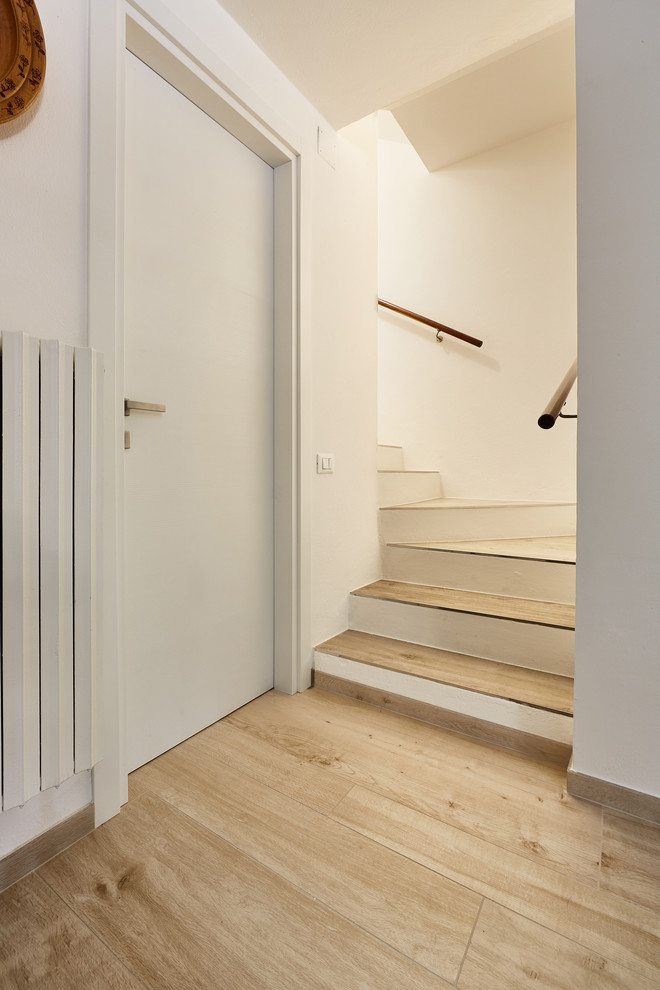 Источник вдохновения для домашнего уюта: маленькая угловая бетонная лестница в современном стиле с ступенями из плитки и деревянными перилами для на участке и в саду