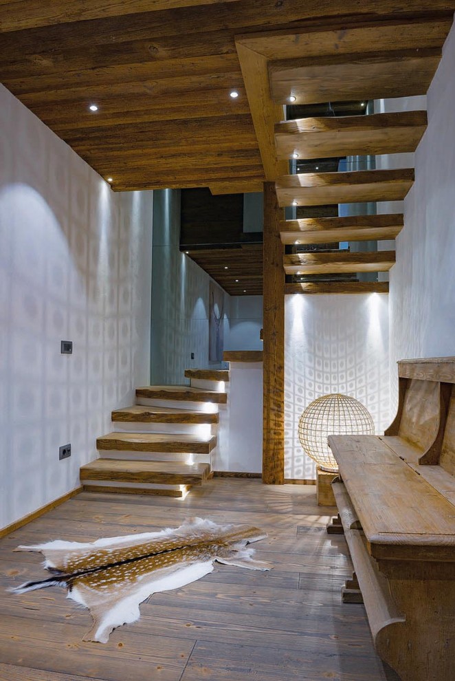 Idée de décoration pour un escalier sans contremarche chalet en U de taille moyenne avec des marches en bois.