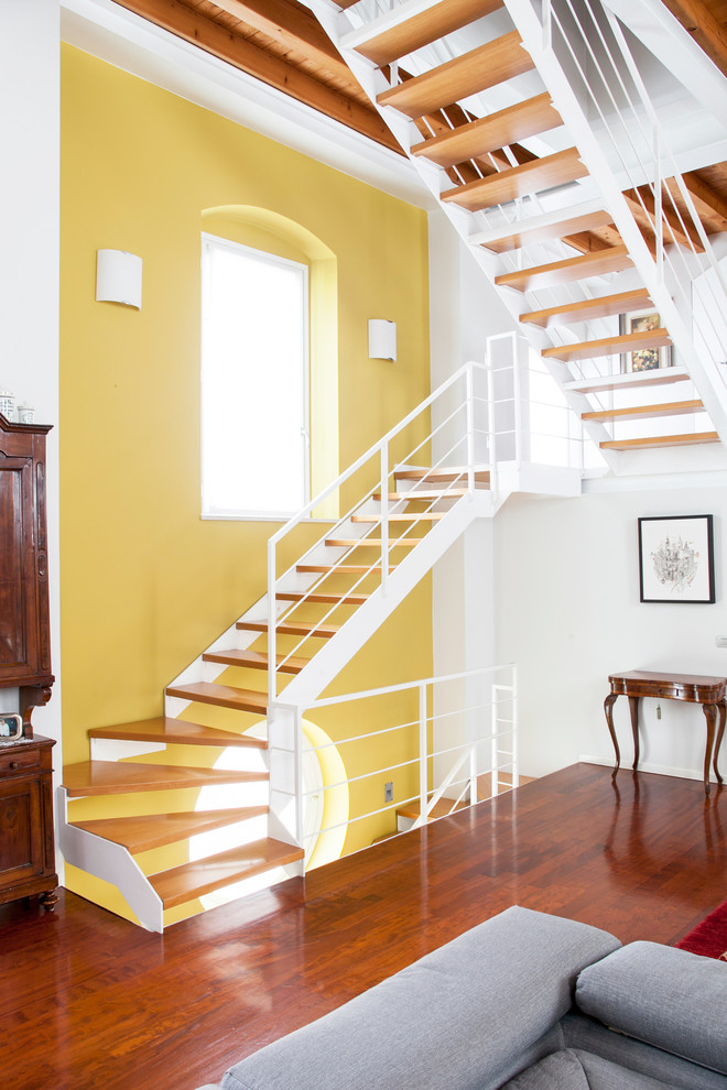 Источник вдохновения для домашнего уюта: большая п-образная лестница в средиземноморском стиле с деревянными ступенями и металлическими перилами без подступенок
