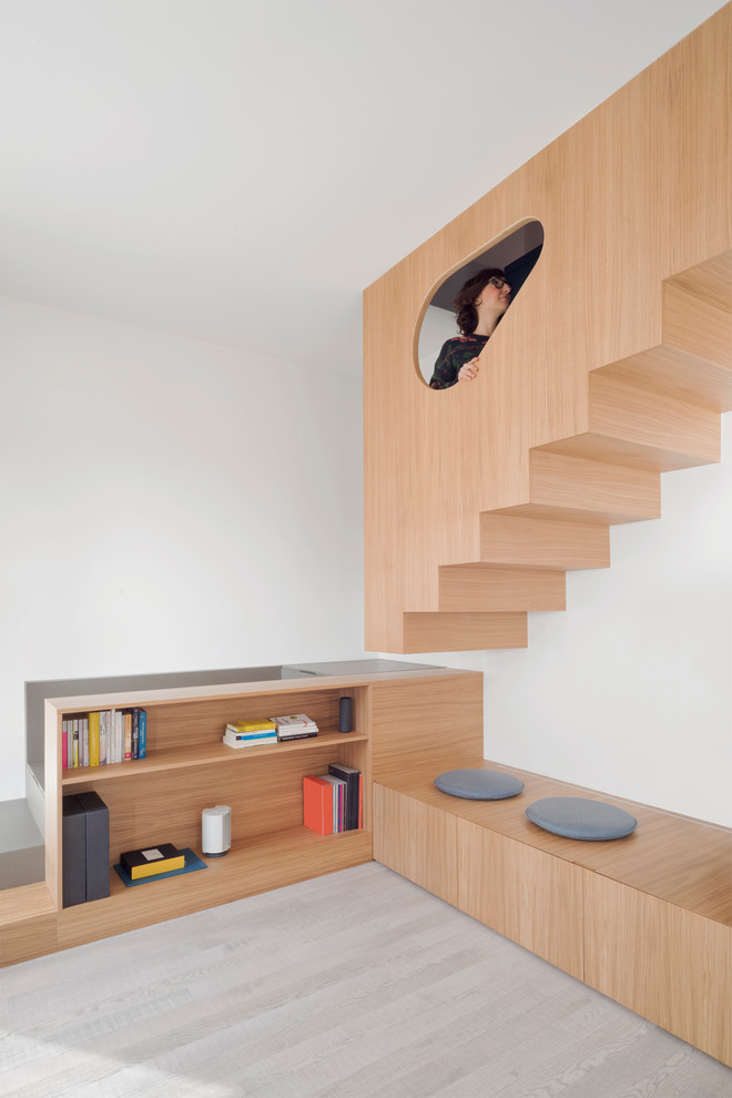 Идея дизайна: маленькая угловая деревянная лестница в стиле модернизм с деревянными ступенями и деревянными перилами для на участке и в саду