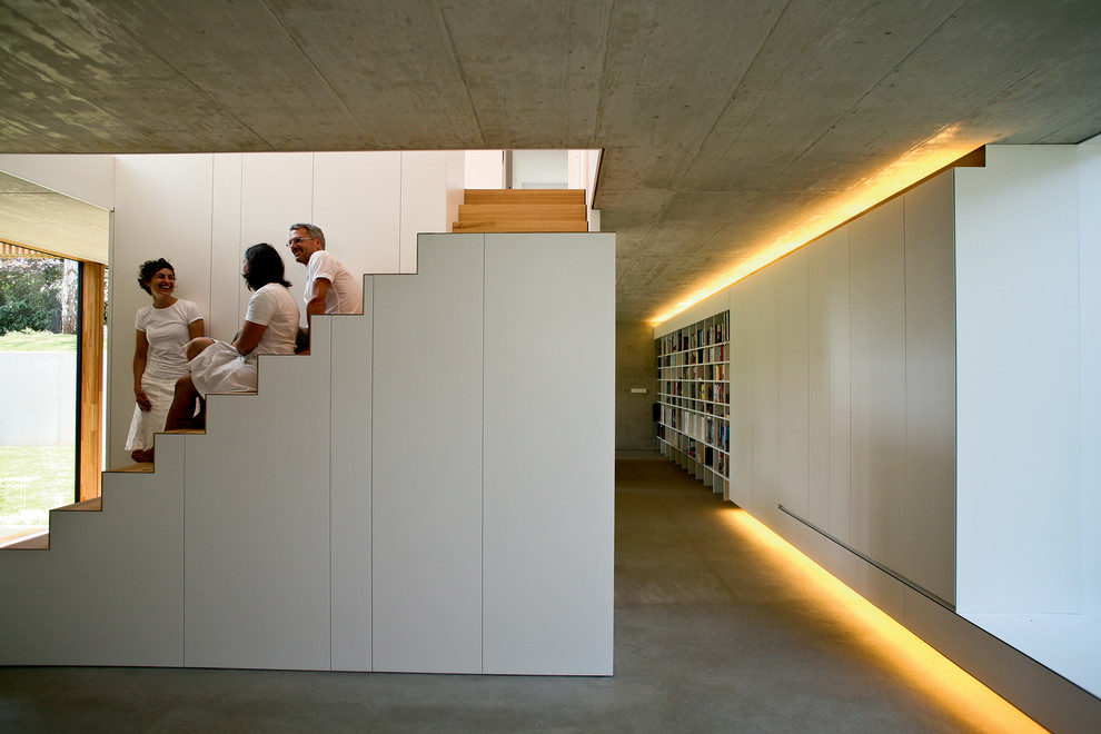 Kleine Moderne Holztreppe in L-Form mit Holz-Setzstufen in Stuttgart