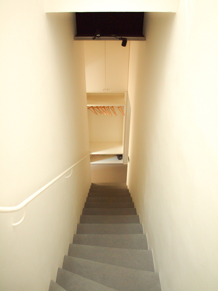 Idée de décoration pour un escalier design en U de taille moyenne.
