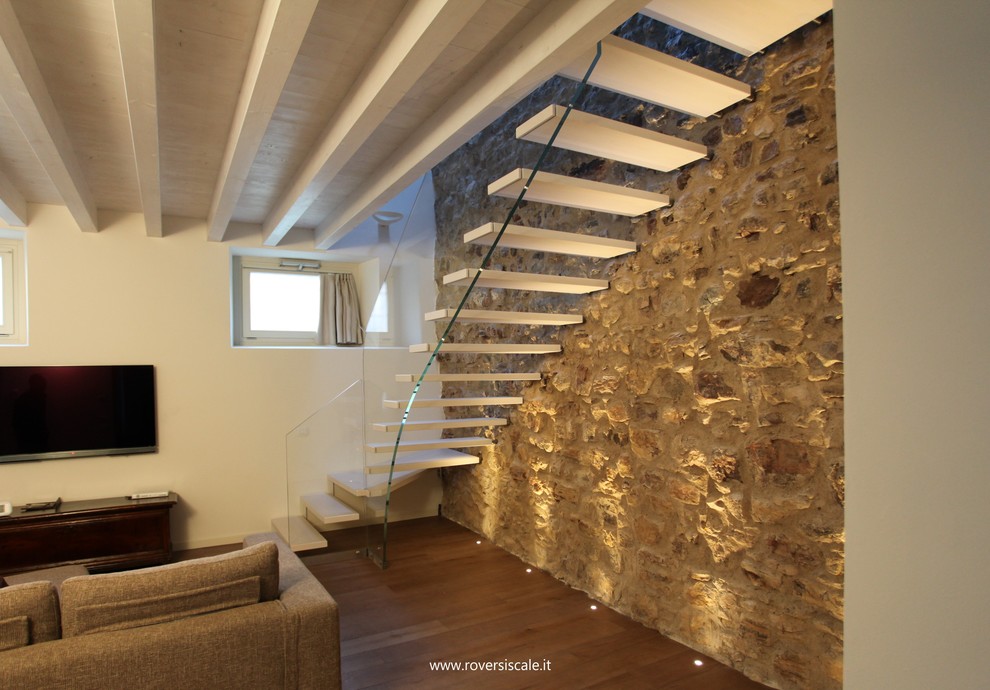 Schwebende, Kleine Moderne Treppe in Mailand