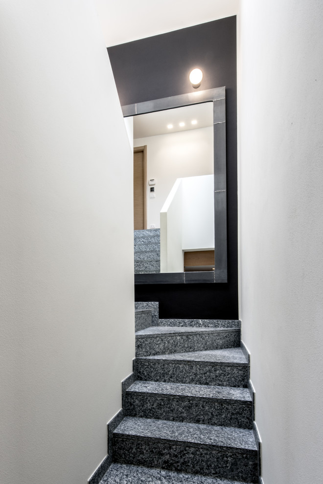 Стильный дизайн: п-образная лестница среднего размера в современном стиле с мраморными ступенями и подступенками из мрамора - последний тренд