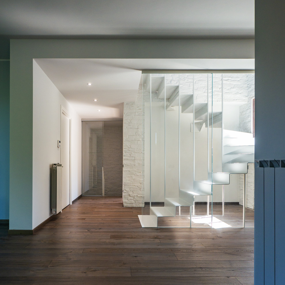 Источник вдохновения для домашнего уюта: п-образная металлическая лестница среднего размера в современном стиле с металлическими ступенями