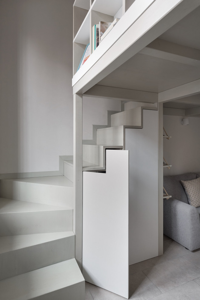 Diseño de escalera en L escandinava pequeña con barandilla de madera