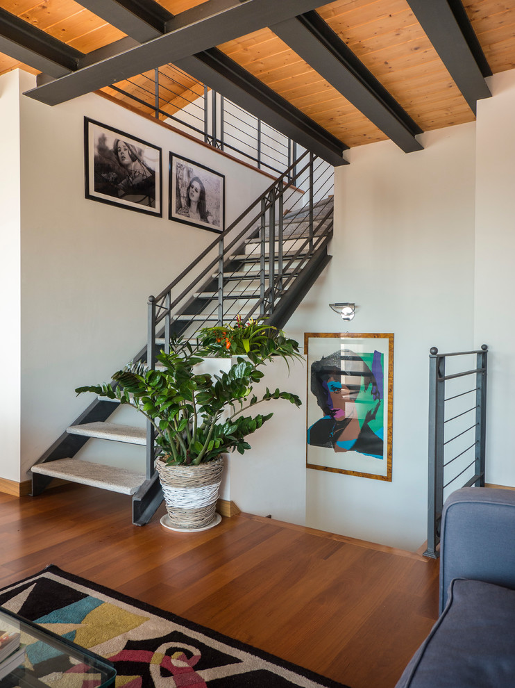 Свежая идея для дизайна: большая прямая лестница в современном стиле без подступенок - отличное фото интерьера