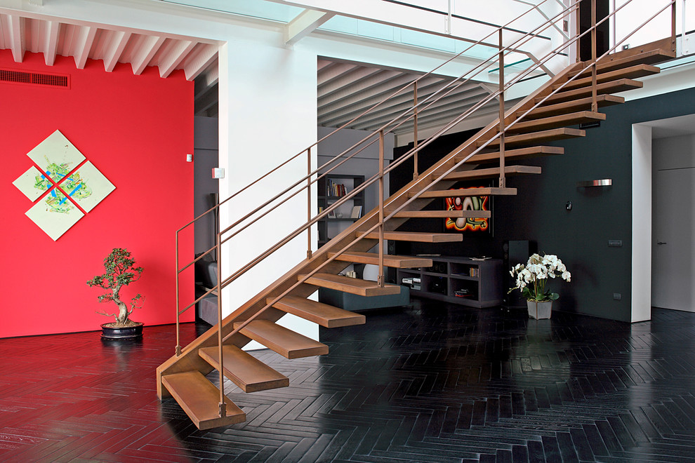 На фото: прямая лестница среднего размера в современном стиле с металлическими ступенями без подступенок