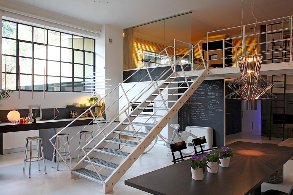 Стильный дизайн: большая прямая лестница в стиле лофт с металлическими ступенями без подступенок - последний тренд