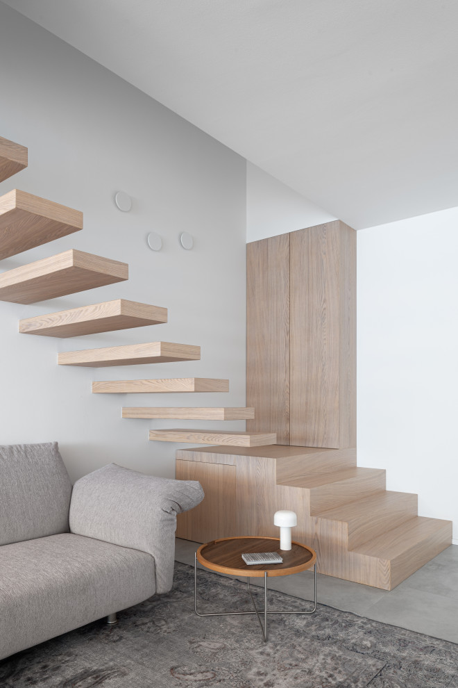 На фото: лестница среднего размера в современном стиле с деревянными ступенями без подступенок
