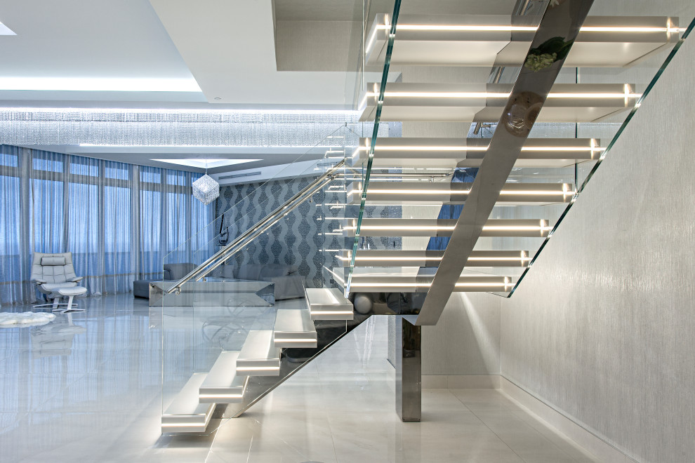 Идея дизайна: угловая лестница среднего размера в современном стиле с акриловыми ступенями и стеклянными перилами