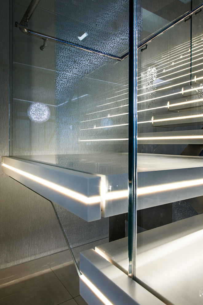 Свежая идея для дизайна: угловая лестница среднего размера в современном стиле с акриловыми ступенями и стеклянными перилами - отличное фото интерьера