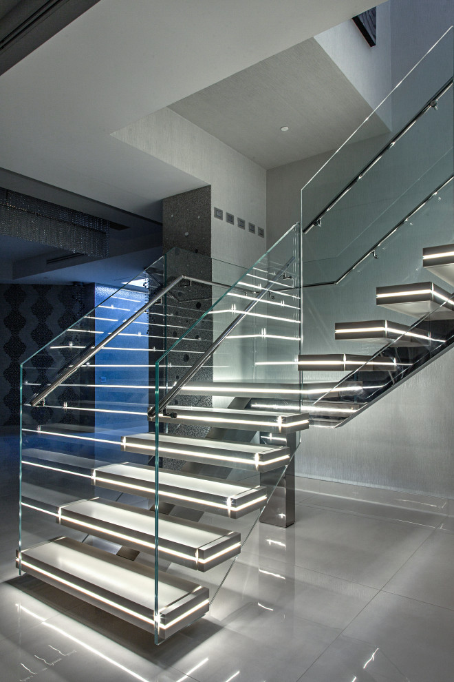 Cette photo montre un escalier tendance en L de taille moyenne avec des marches en acrylique et un garde-corps en verre.