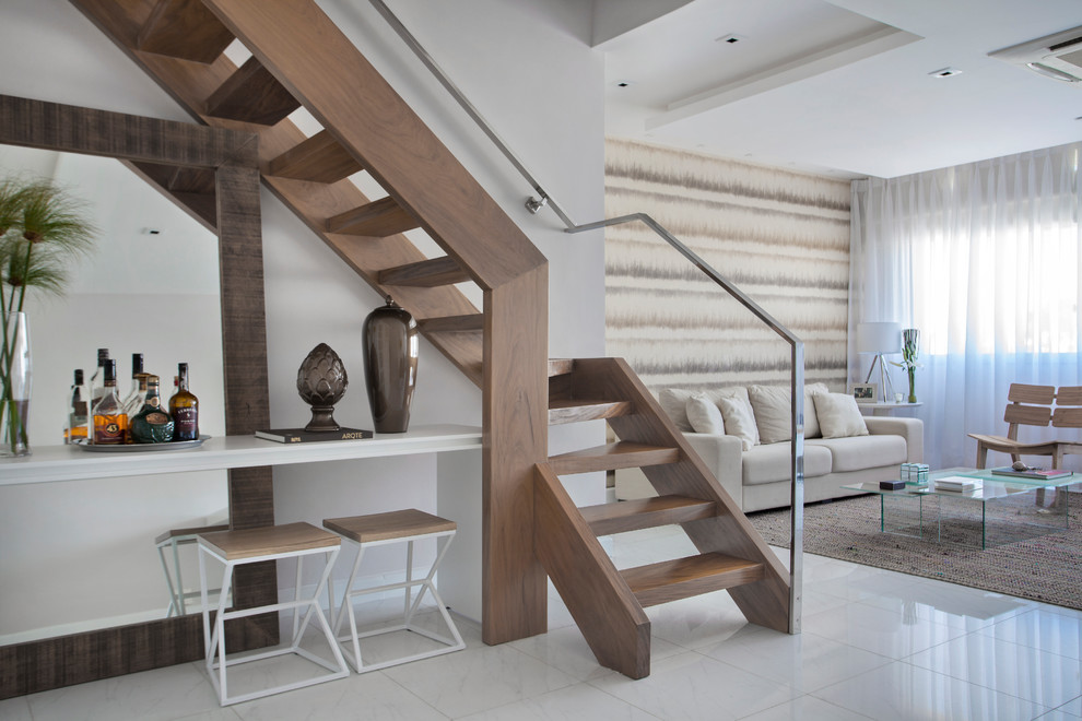 Diseño de escalera contemporánea sin contrahuella con escalones de madera y barandilla de metal