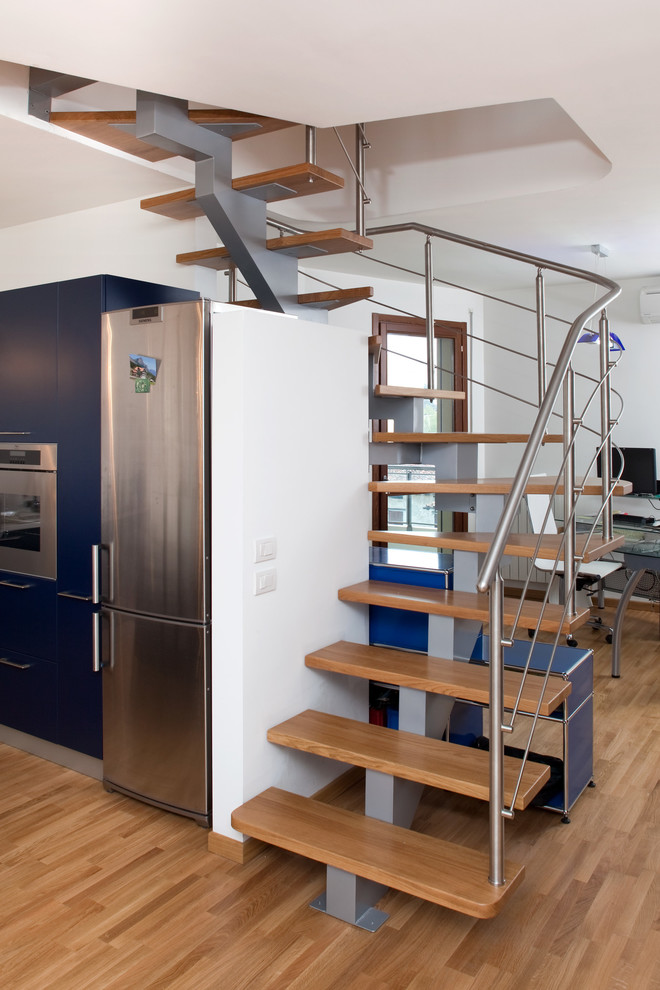 Ejemplo de escalera en U contemporánea sin contrahuella con escalones de madera pintada y barandilla de metal