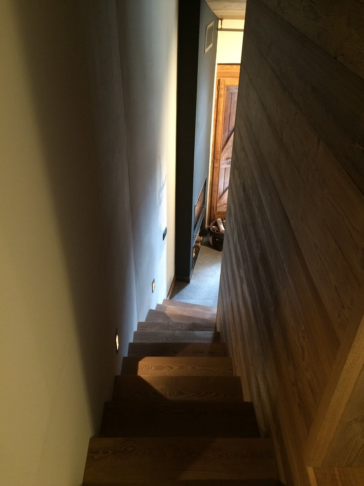 Diseño de escalera curva rústica pequeña con escalones de madera y contrahuellas de madera