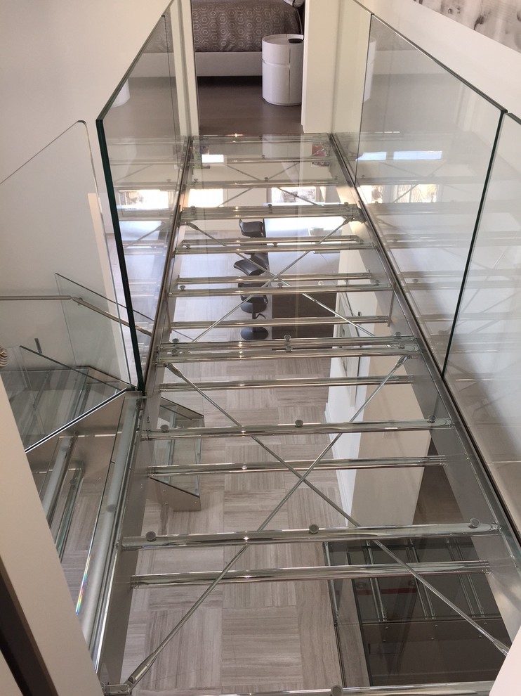 Inspiration pour un escalier urbain en U de taille moyenne avec des marches en verre et des contremarches en métal.