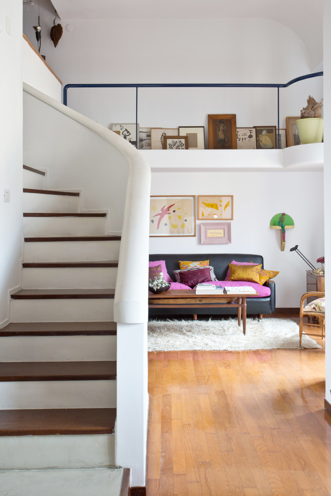 Свежая идея для дизайна: изогнутая бетонная лестница в стиле фьюжн с деревянными ступенями - отличное фото интерьера