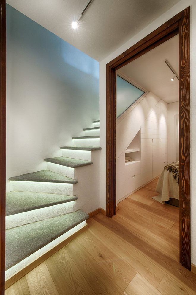 Idée de décoration pour un petit escalier chalet.