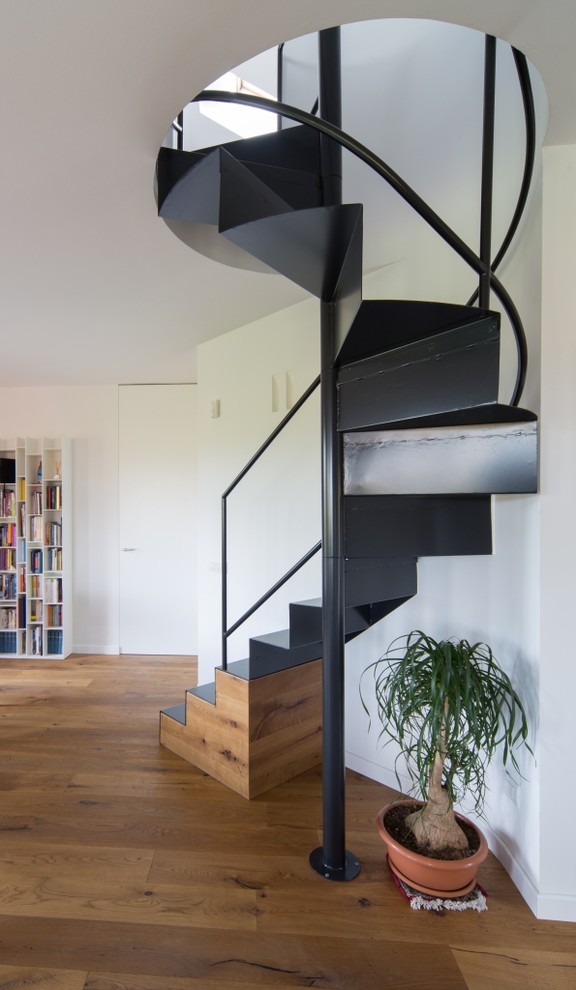 Стильный дизайн: винтовая металлическая лестница среднего размера в современном стиле с металлическими ступенями и металлическими перилами - последний тренд