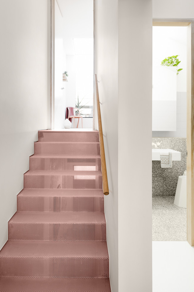 Источник вдохновения для домашнего уюта: прямая металлическая лестница в стиле лофт с металлическими ступенями и деревянными перилами