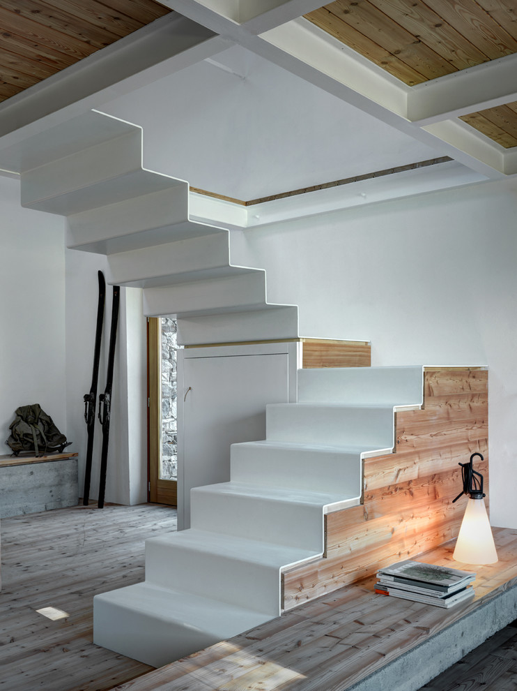 Idée de décoration pour un escalier chalet en U avec des marches en métal et des contremarches en métal.