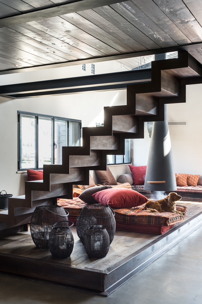 Idées déco pour un escalier droit industriel avec des marches en bois et des contremarches en bois.