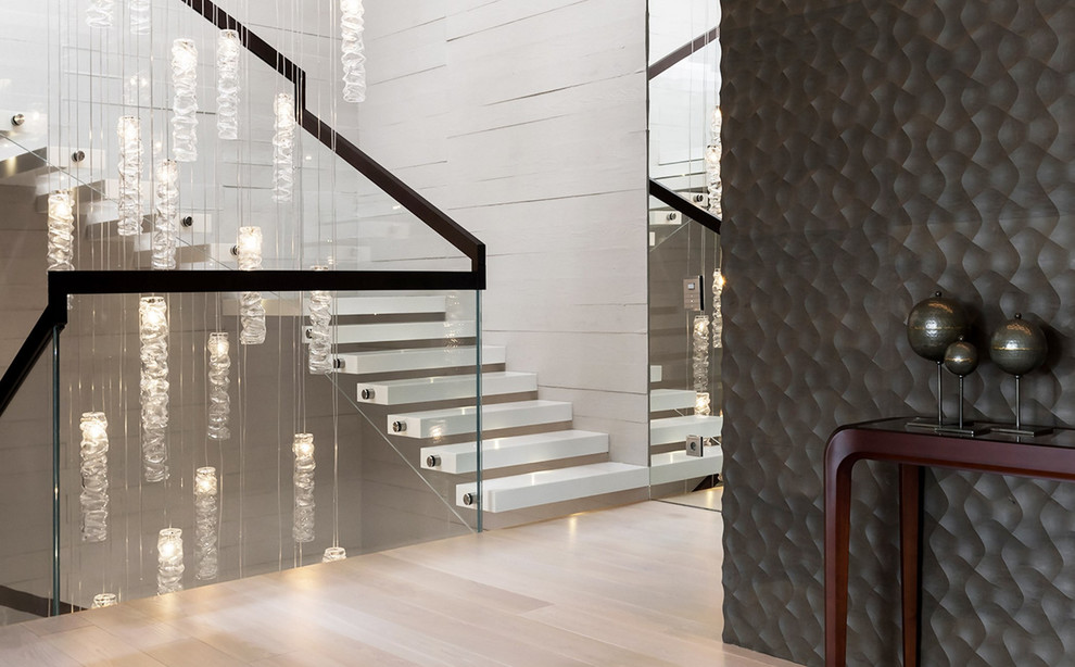 Cette image montre un escalier sans contremarche design avec un garde-corps en matériaux mixtes.