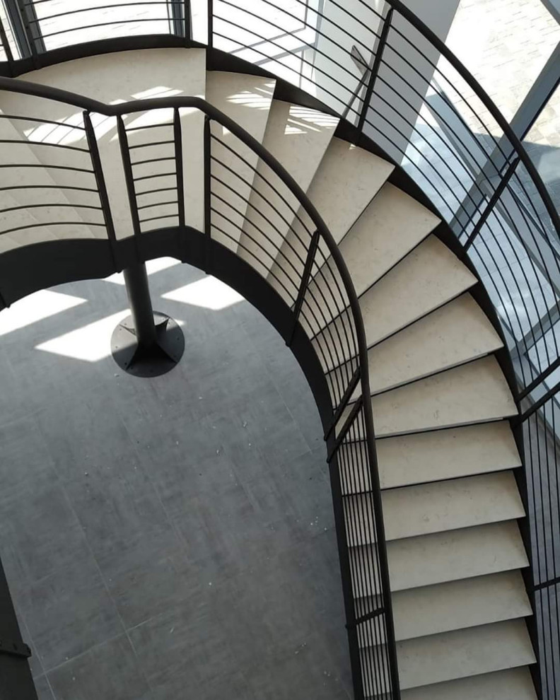 Idées déco pour un escalier sans contremarche contemporain en U et marbre avec un garde-corps en métal.