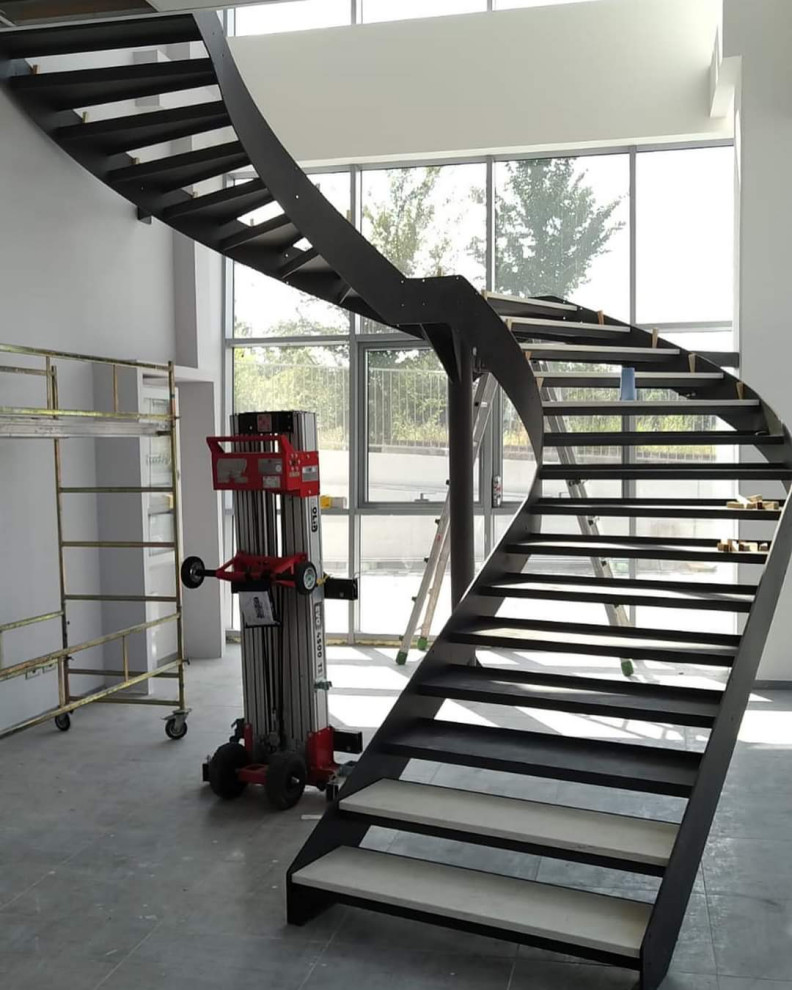 Идея дизайна: п-образная лестница в современном стиле с мраморными ступенями и металлическими перилами без подступенок
