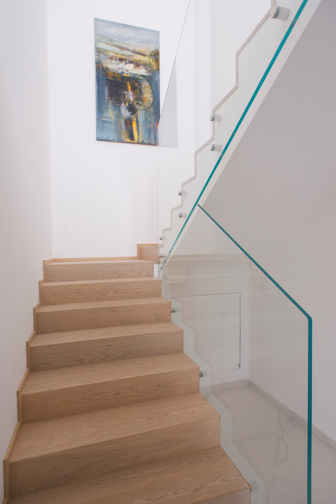 Cette image montre un petit escalier design en U avec des marches en bois et des contremarches en bois.