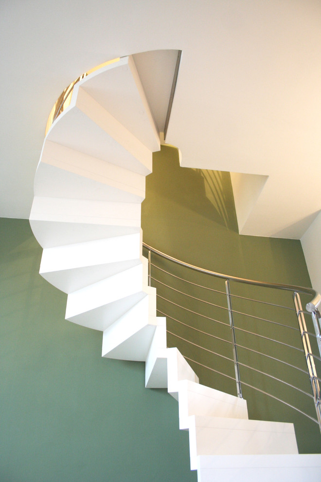 Стильный дизайн: винтовая деревянная лестница среднего размера в современном стиле с деревянными ступенями - последний тренд