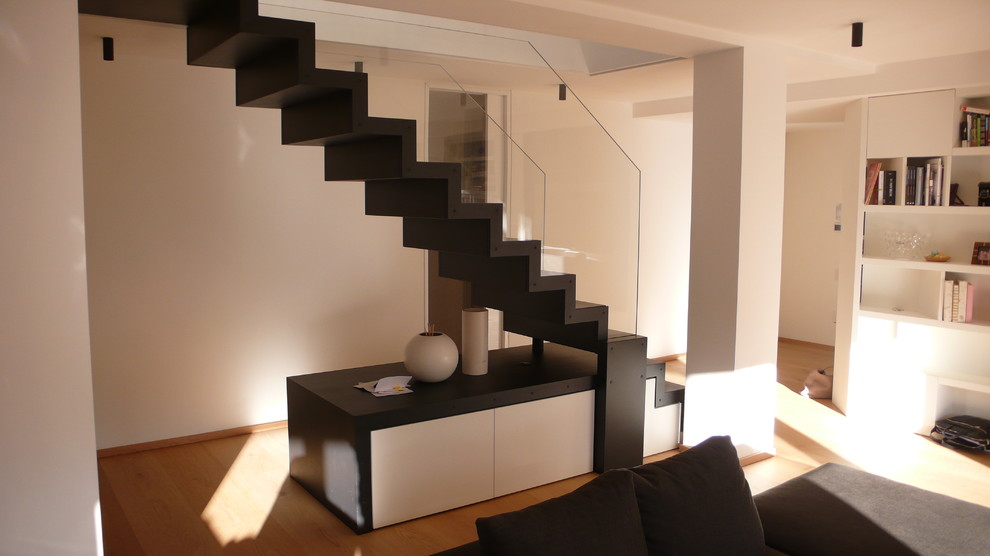 Идея дизайна: угловая металлическая лестница в современном стиле с металлическими ступенями и стеклянными перилами
