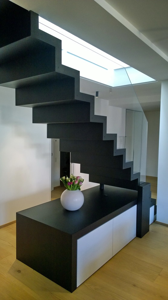 Moderne Treppe in L-Form mit Metall-Setzstufen in Sonstige