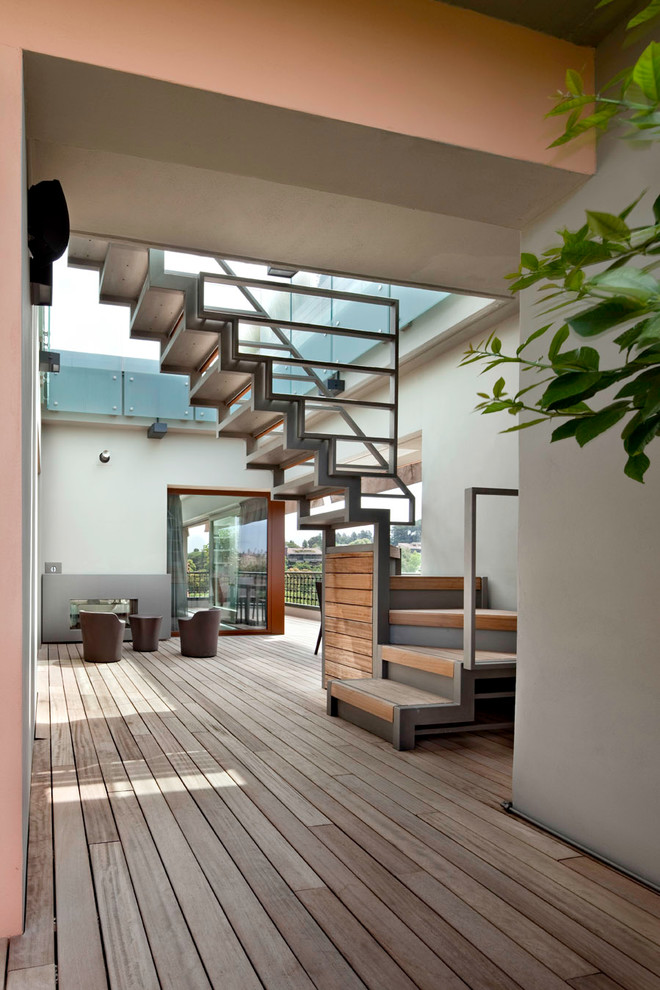 На фото: п-образная лестница среднего размера в современном стиле с деревянными ступенями без подступенок