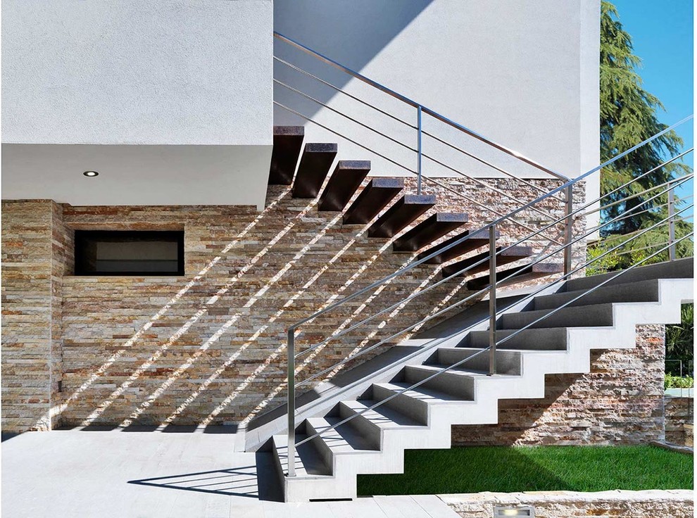 Idées déco pour un escalier contemporain en béton avec des contremarches en béton.