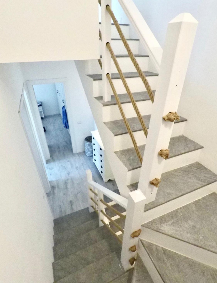 На фото: п-образная лестница среднего размера в морском стиле с мраморными ступенями и перилами из смешанных материалов