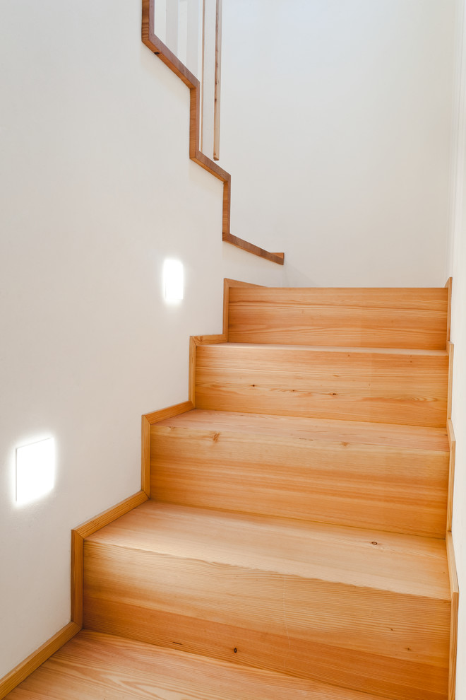 Ejemplo de escalera contemporánea con escalones de madera y contrahuellas de madera