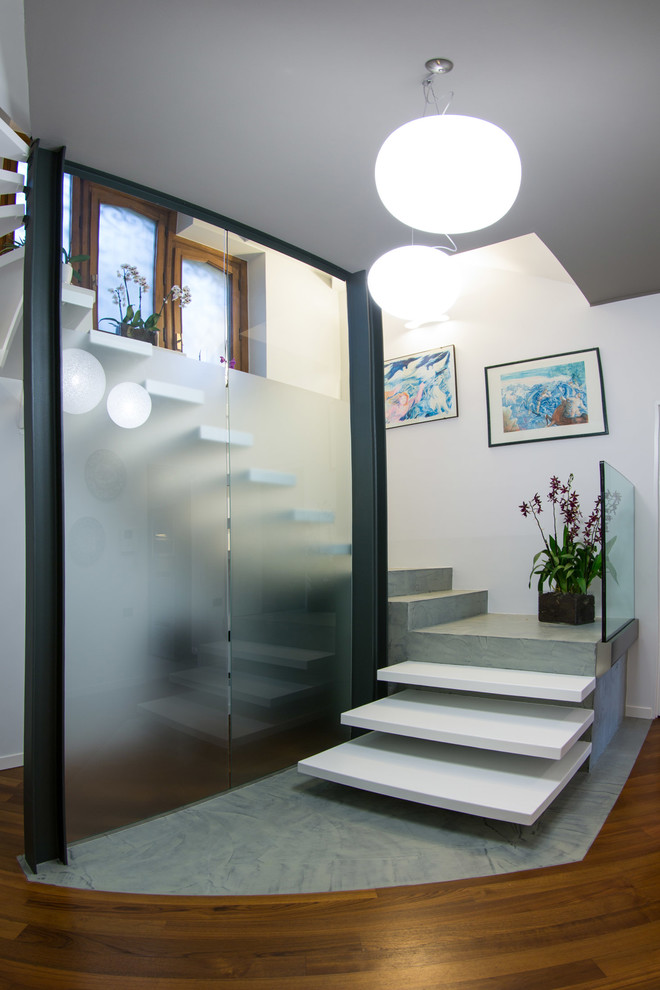 Идея дизайна: большая п-образная лестница в стиле модернизм