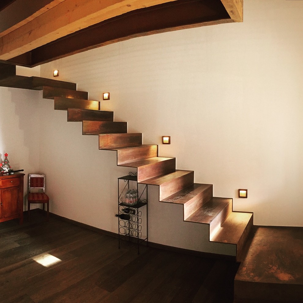 Свежая идея для дизайна: большая лестница в стиле лофт - отличное фото интерьера