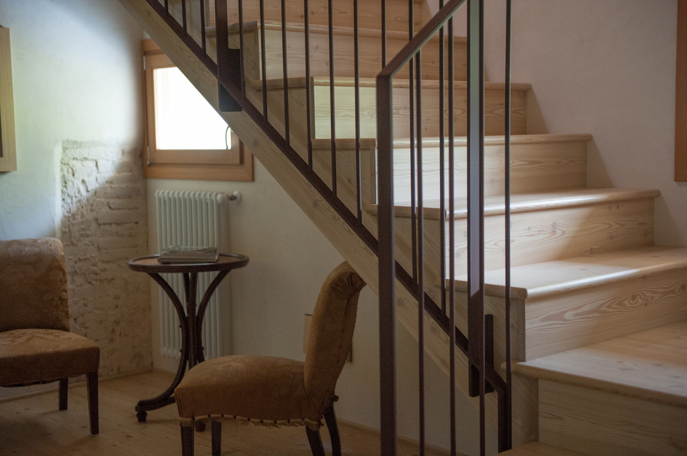 Пример оригинального дизайна: п-образная деревянная лестница среднего размера в стиле шебби-шик с деревянными ступенями и металлическими перилами