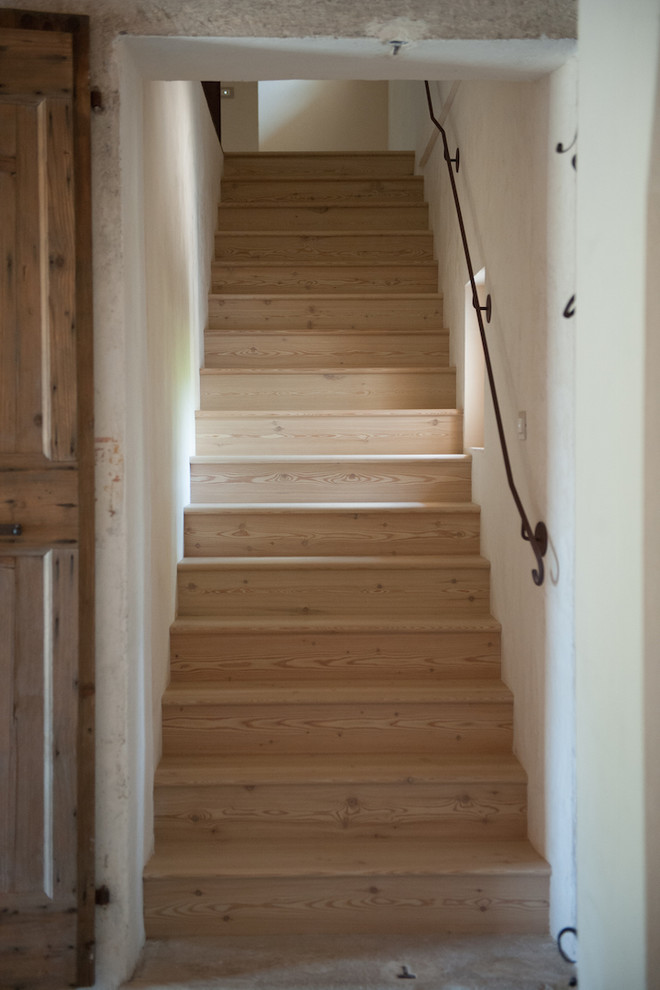 На фото: лестница в стиле шебби-шик