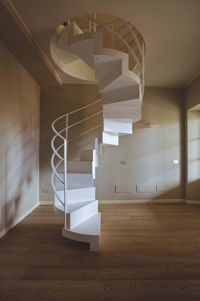 Источник вдохновения для домашнего уюта: винтовая металлическая лестница среднего размера в стиле модернизм с металлическими ступенями и металлическими перилами