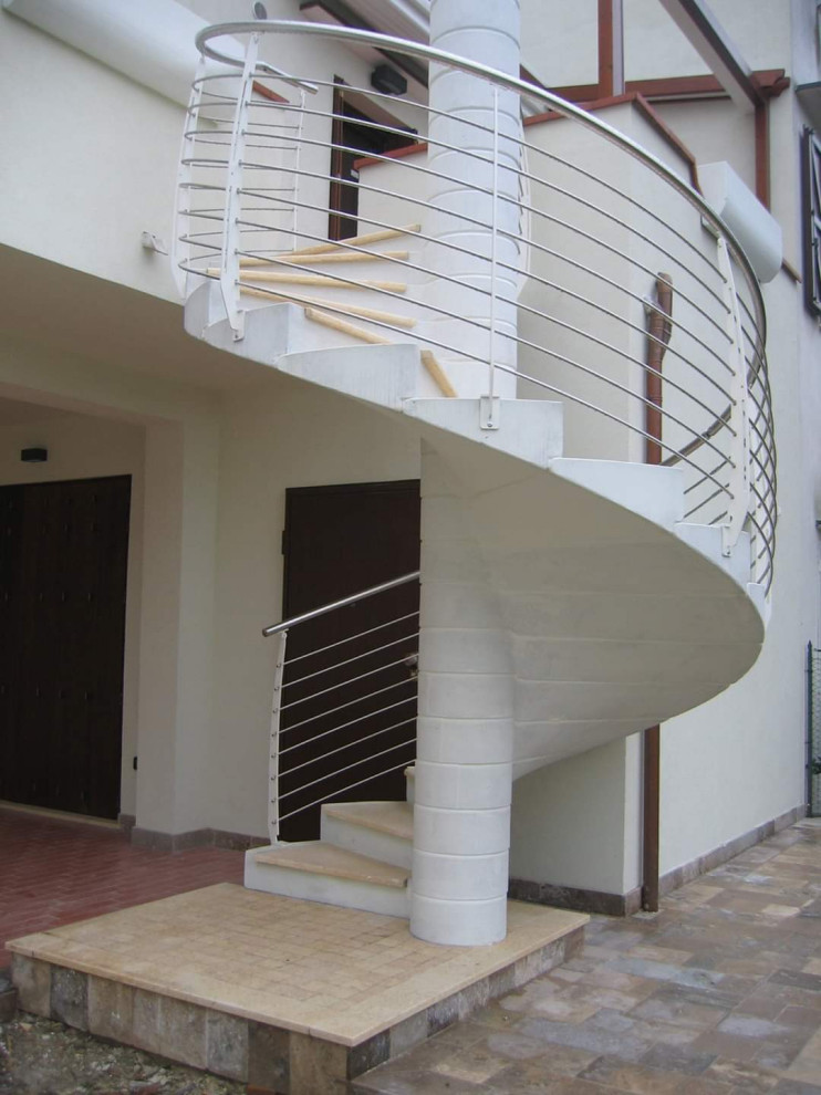 Источник вдохновения для домашнего уюта: винтовая бетонная лестница в современном стиле с мраморными ступенями и металлическими перилами