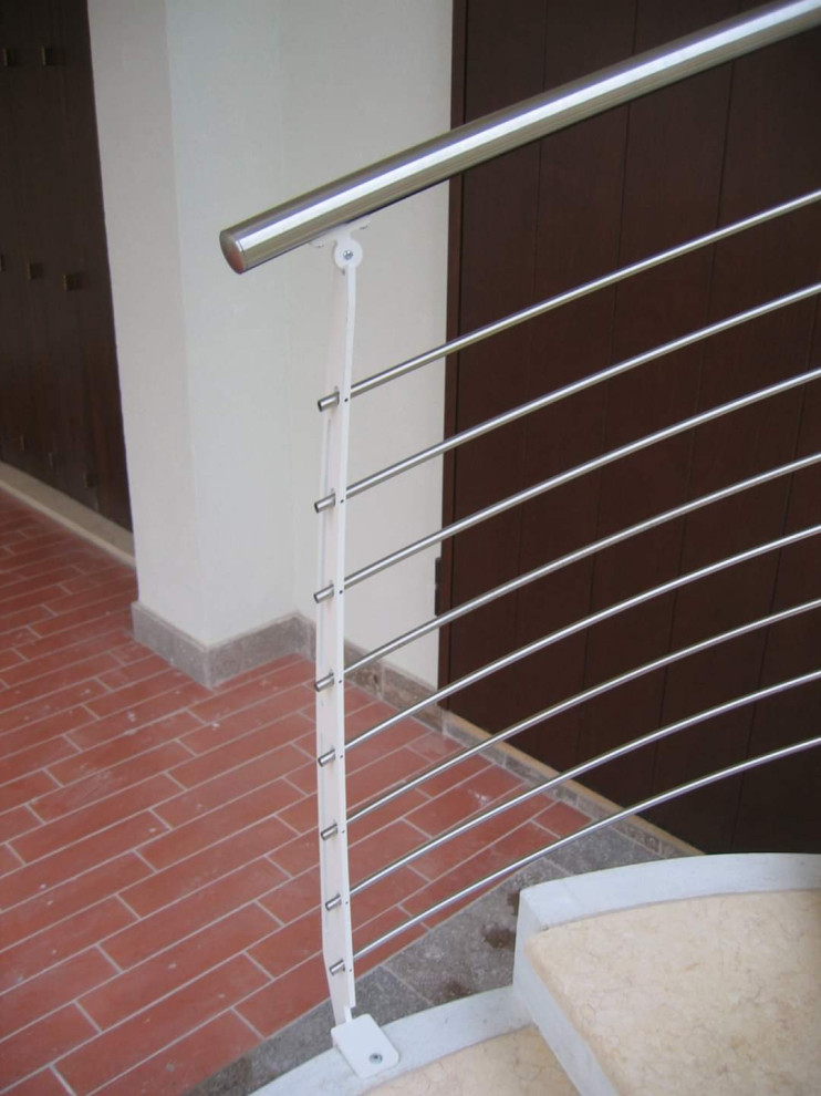 Источник вдохновения для домашнего уюта: винтовая бетонная лестница в современном стиле с мраморными ступенями и металлическими перилами