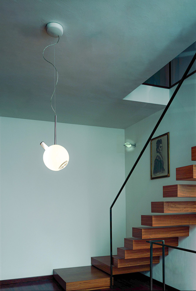 Стильный дизайн: угловая лестница среднего размера в современном стиле с деревянными ступенями и металлическими перилами - последний тренд