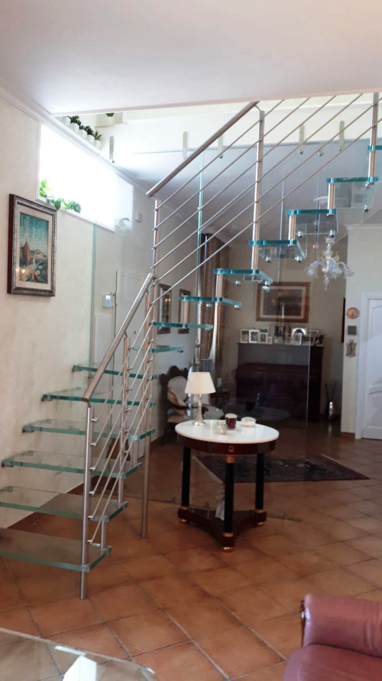 Пример оригинального дизайна: угловая лестница в стиле модернизм с стеклянными ступенями и перилами из смешанных материалов без подступенок