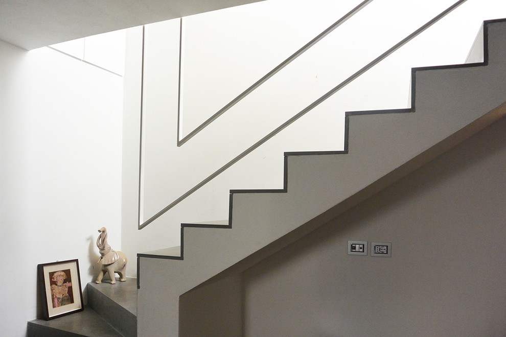 Example of a trendy l-shaped staircase design in Milan