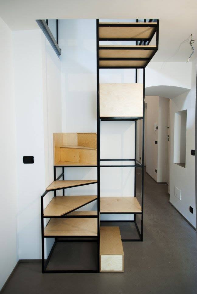 Imagen de escalera de caracol minimalista pequeña con escalones de madera, contrahuellas de metal y barandilla de metal
